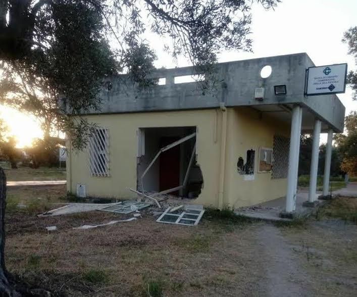 Sfondano con il trattore il bancomat di Simeri