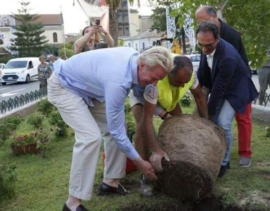 Matthew Modine regala (e pianta) alberi a Catanzaro
