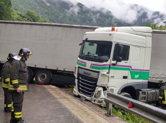 Tir di traverso, traffico bloccato sull'A3