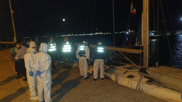 Tutti negativi i tamponi fatti ai poliziotti impegnati nello sbarco dei migranti