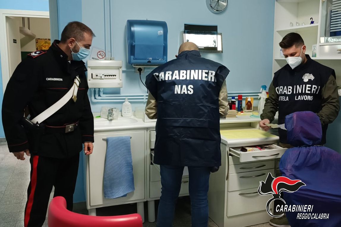 Reggio Calabria, denunciato finto dentista. Sequestrati studio e anestetici scaduti