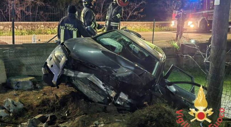 Auto contro il muro di recinzione di una casa, 21enne ferito nel Catanzarese