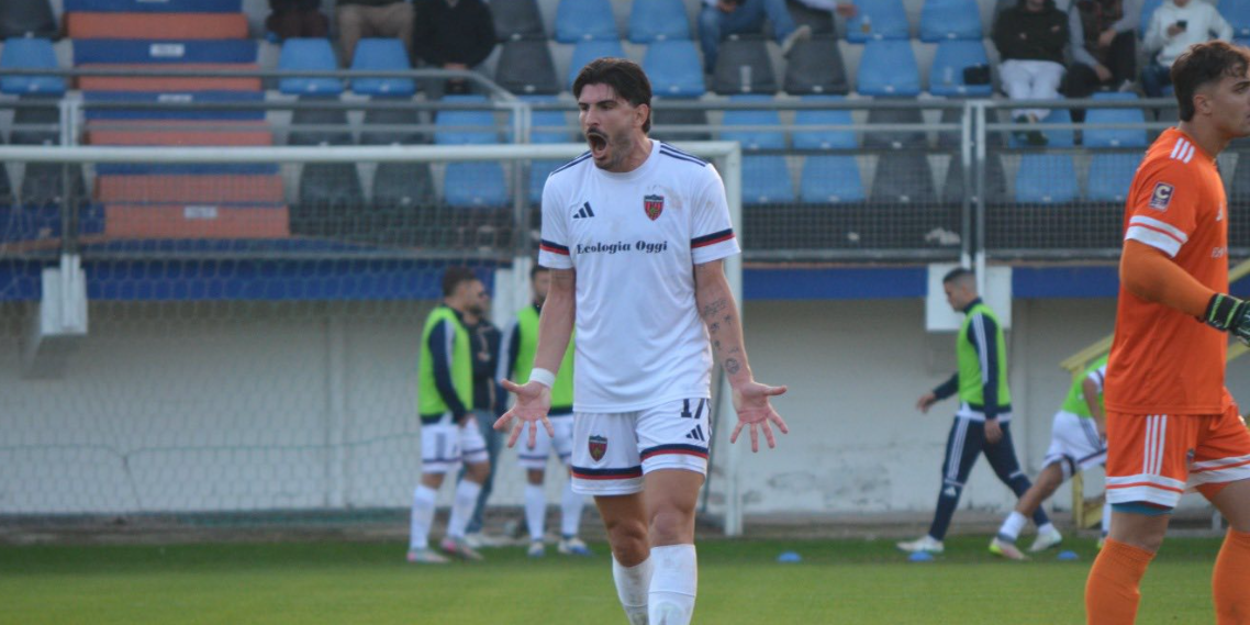 Caporale rinnova con il Cosenza: il difensore resterà in rossoblù fino al 2027