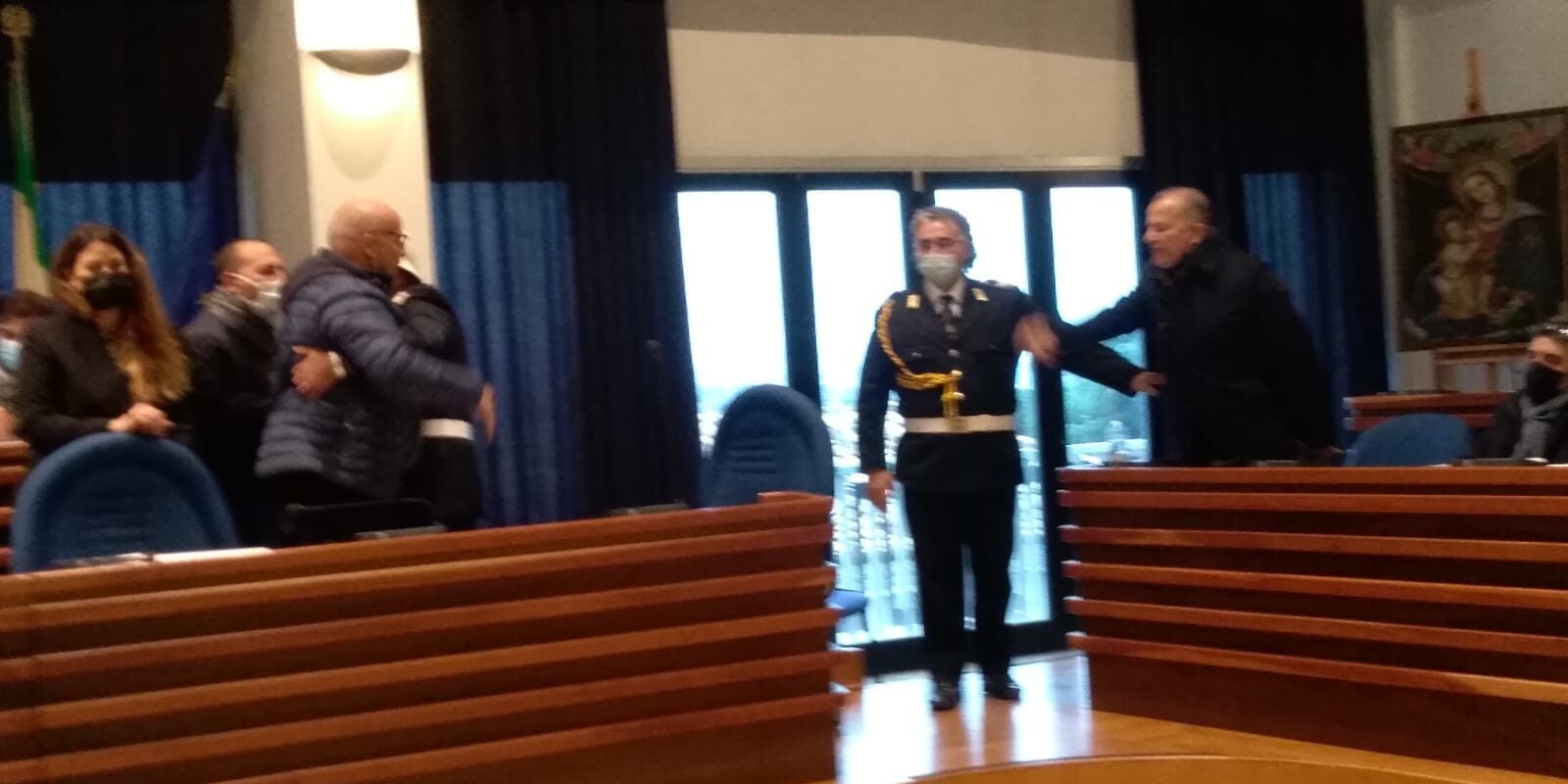 Catanzaro, il consiglio comunale diventa un ring. Abramo: «Basta o stacco la spina»