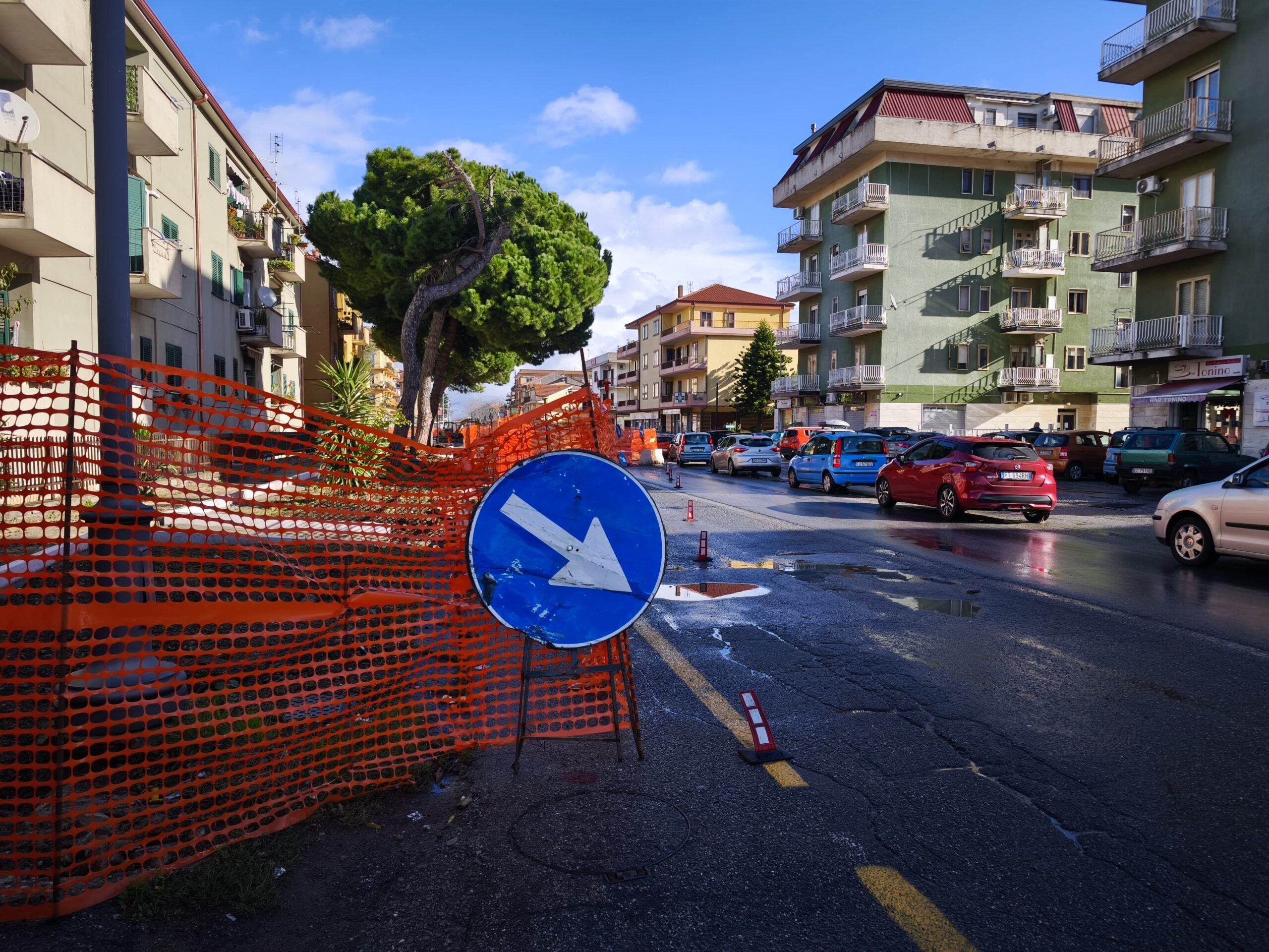 Vibo, la rotatoria senza fine e i “crateri” di Viale Affaccio – FOTO