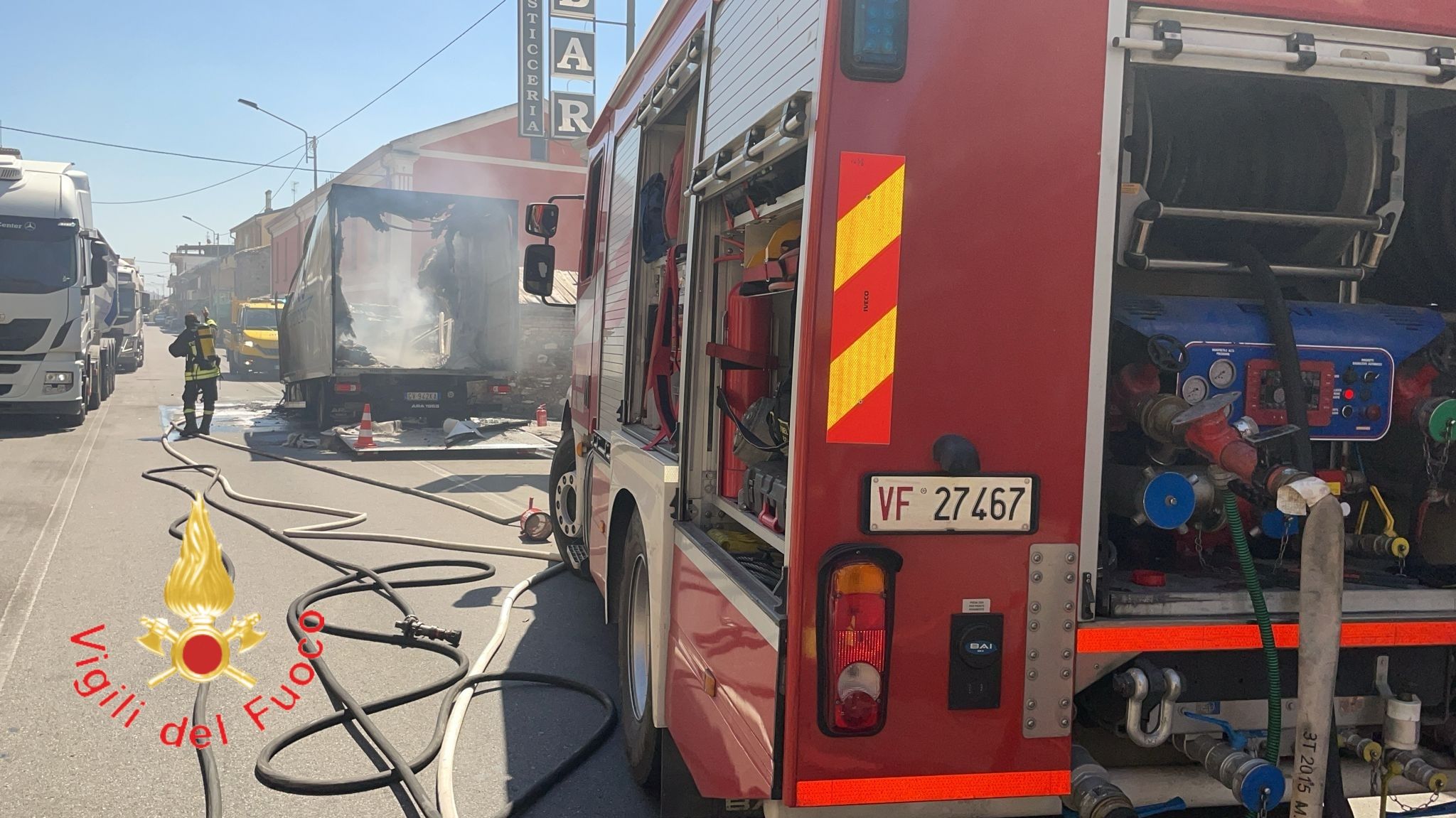 In fiamme un camion sulla SS106 a Botricello, in salvo il conducente – VIDEO