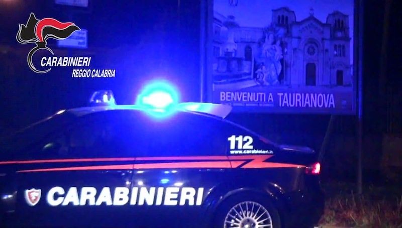 Colti in flagranza mentre rubano un'auto, 3 arresti