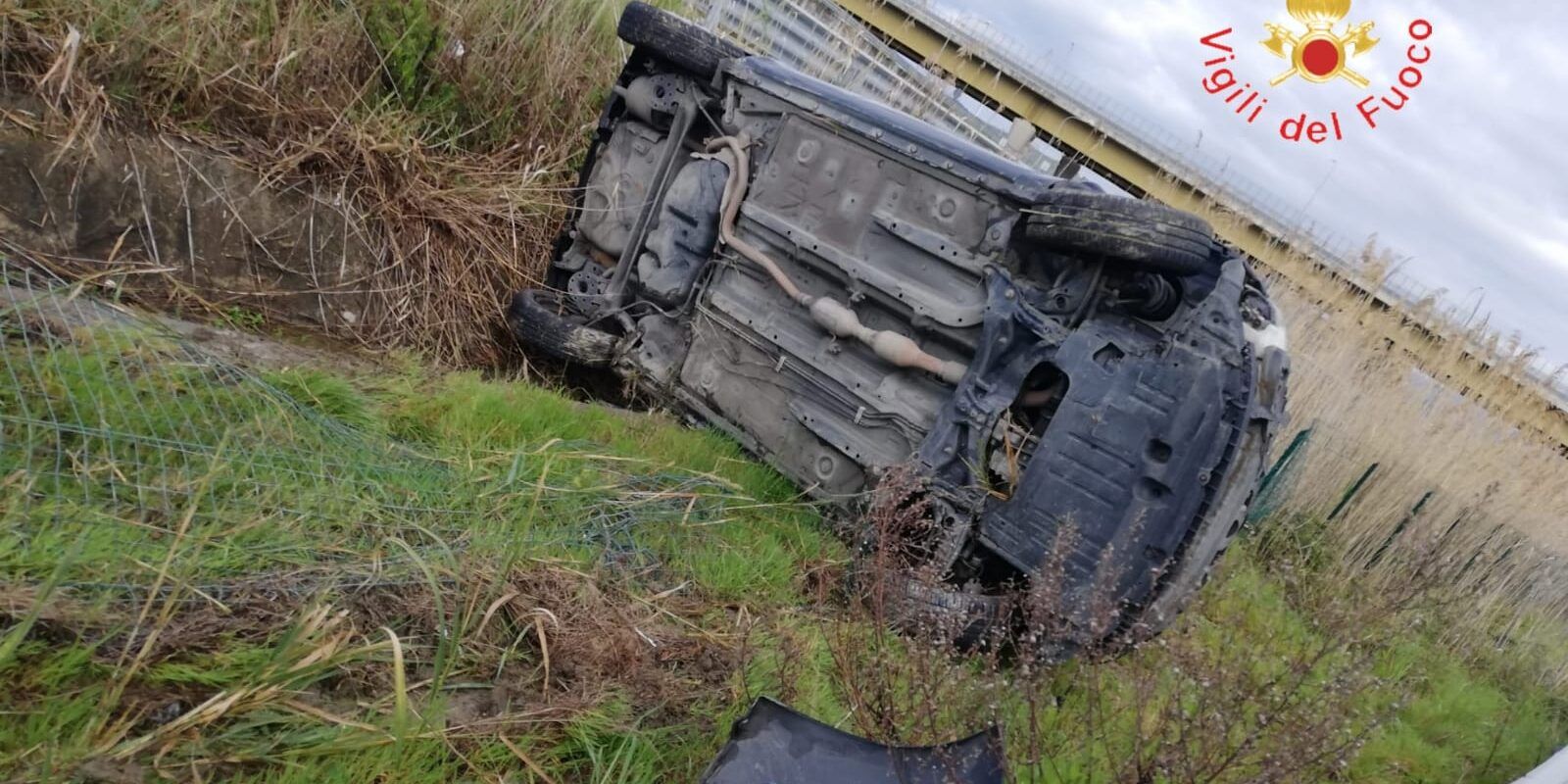 Perde il controllo della propria auto e finisce fuori strada, salva una donna a Germaneto