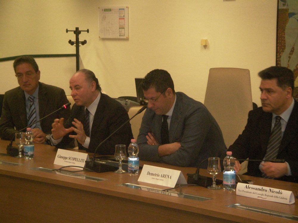 «Aeroporti "sociali" a Reggio e Crotone»