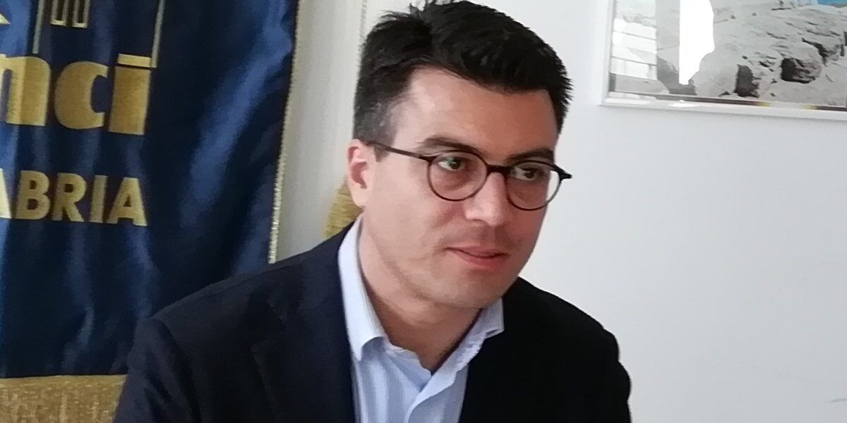 “Spiaggia libera”, l’ex sindaco di Pizzo affronterà il processo