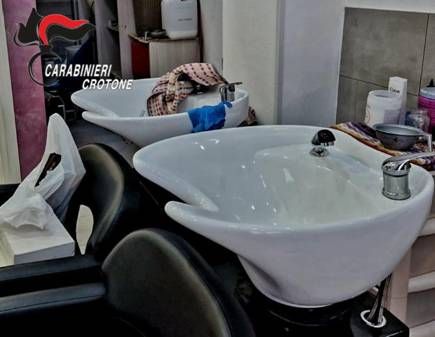 Crotone, B&b allacciato abusivamente alla rete elettrica: arrestato il proprietario