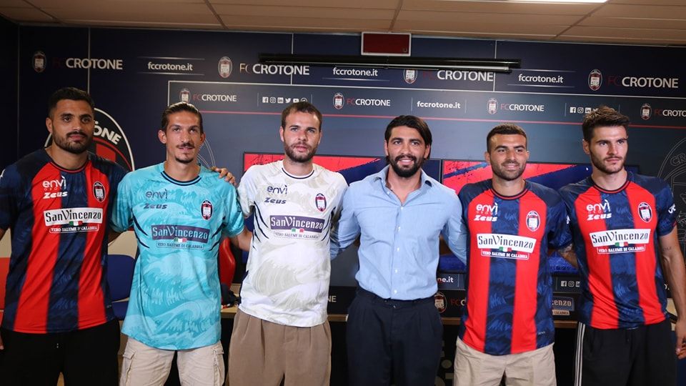Crotone calcio, sulle nuove maglie opere d’arte e frasi identitarie