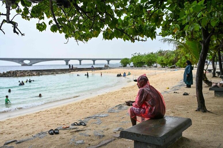 Maldive, recuperato un corpo. Sospese per maltempo le ricerche