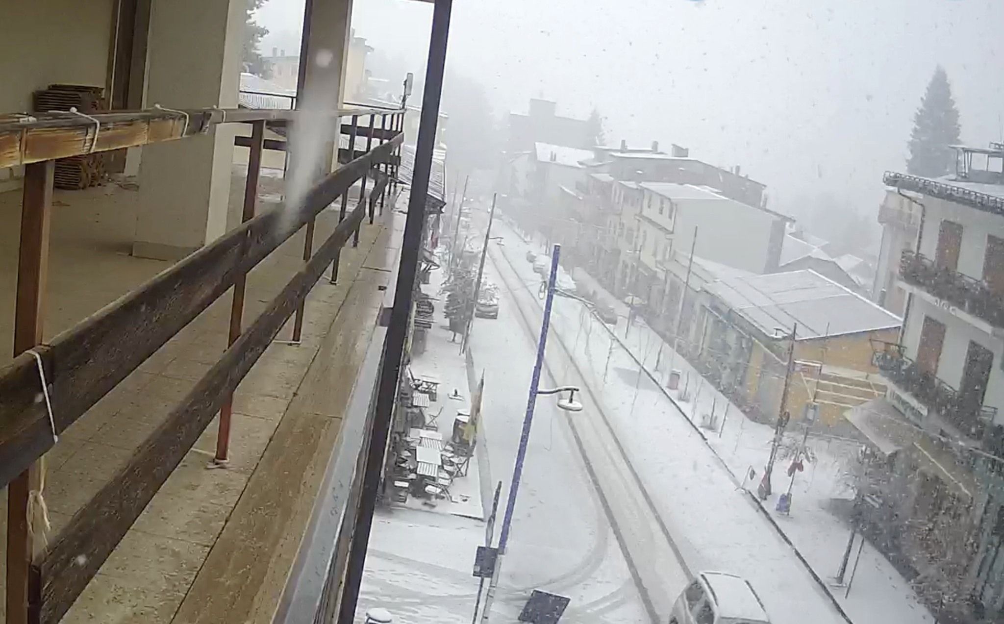 Sila imbiancata, riecco lo spettacolo della neve. Mezzi dell’Anas in azione dalle prime ore del mattino