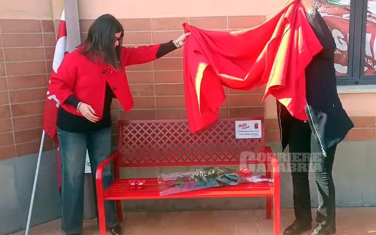 Violenza sulle donne, a Catanzaro una “panchina rossa” «per non voltarsi dall’altra parte»