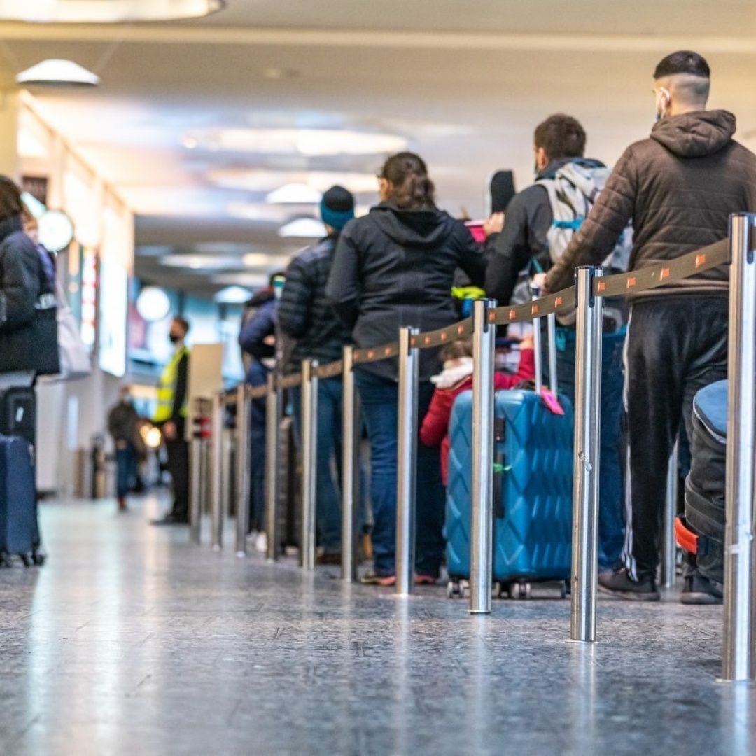 Piloti troppo stanchi. In duecento restano a terra a Lamezia