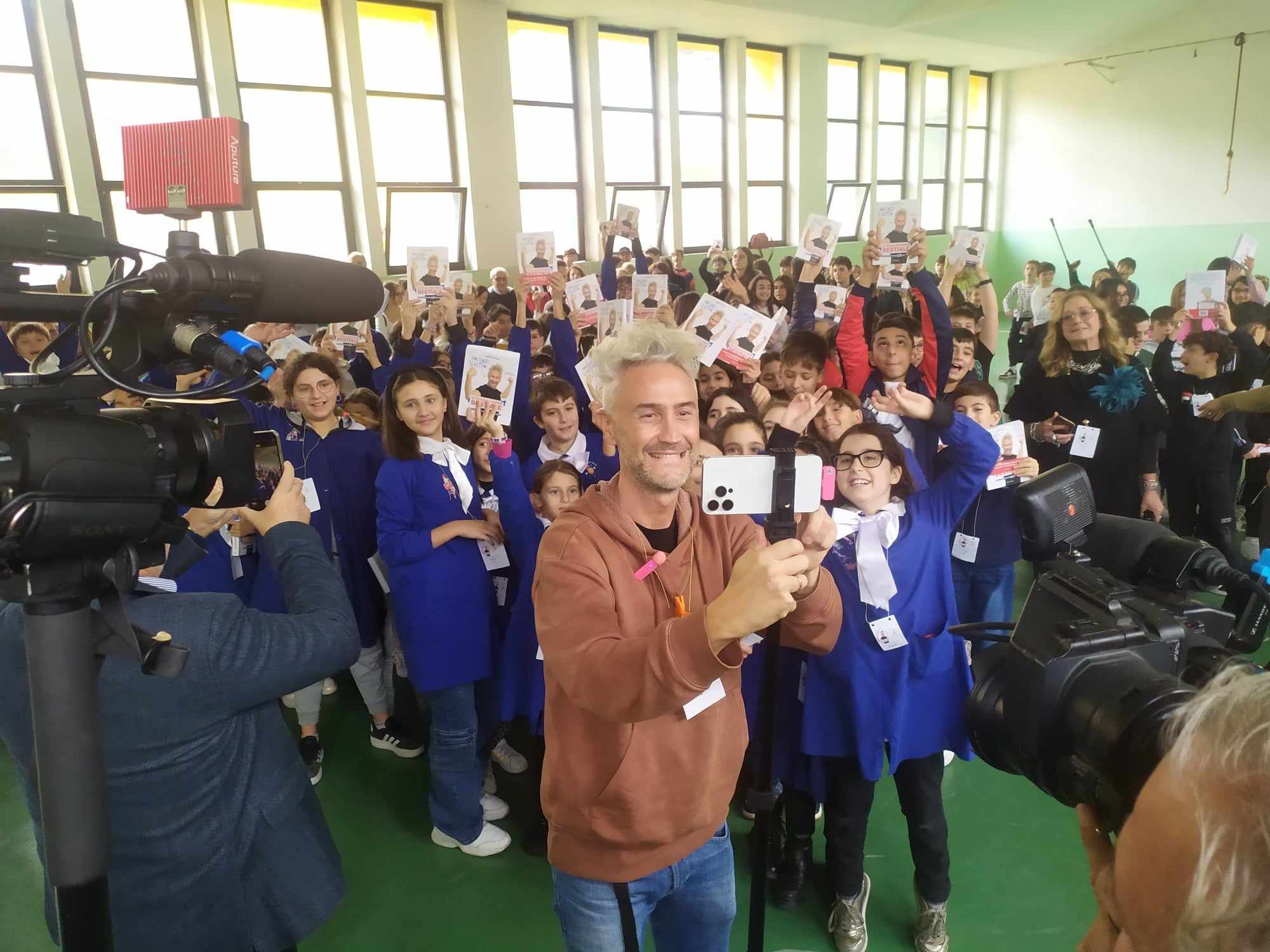 Vincenzo Schettini a Cosenza conquista gli alunni di via Negroni con la sua fisica “pop” – FOTO