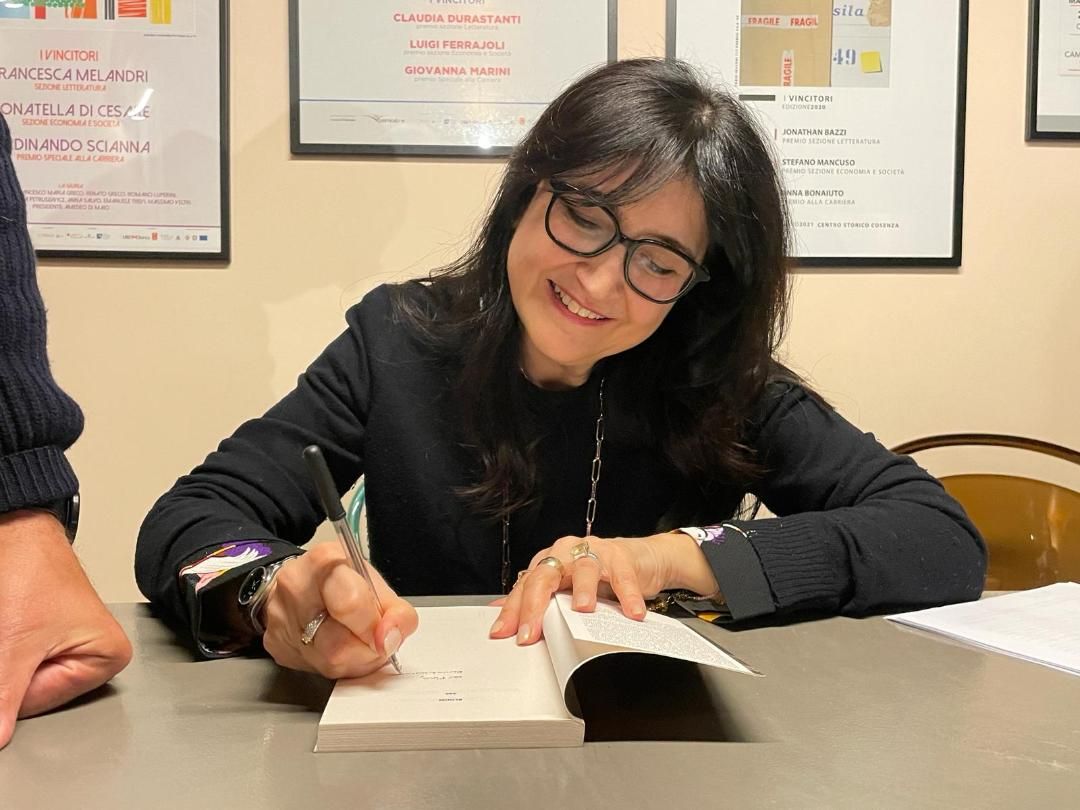 I tanti volti dell’infelicità. Il romanzo di Carmen Verde apre  gli incontri della decina del Premio Sila’49