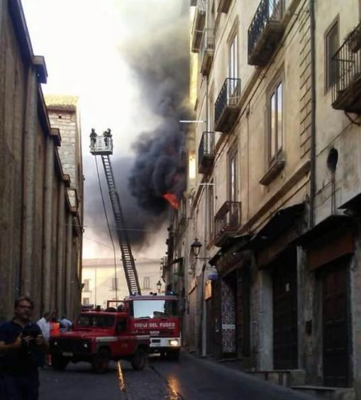 Una fiaccolata per le vittime dell'incendio di Cosenza