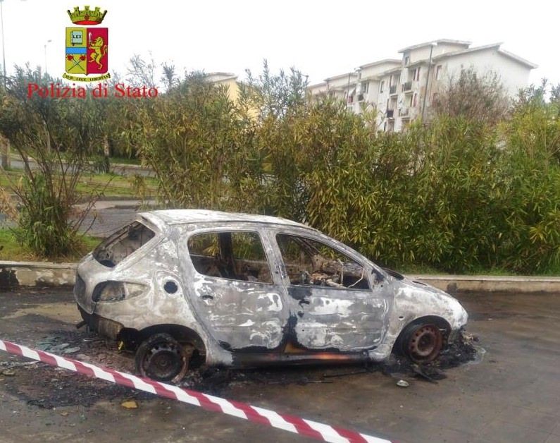 Trovato cadavere carbonizzato sotto un'auto a Reggio