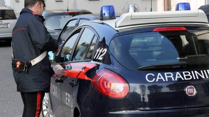 Armi da guerra in casa, arrestati padre e figlio