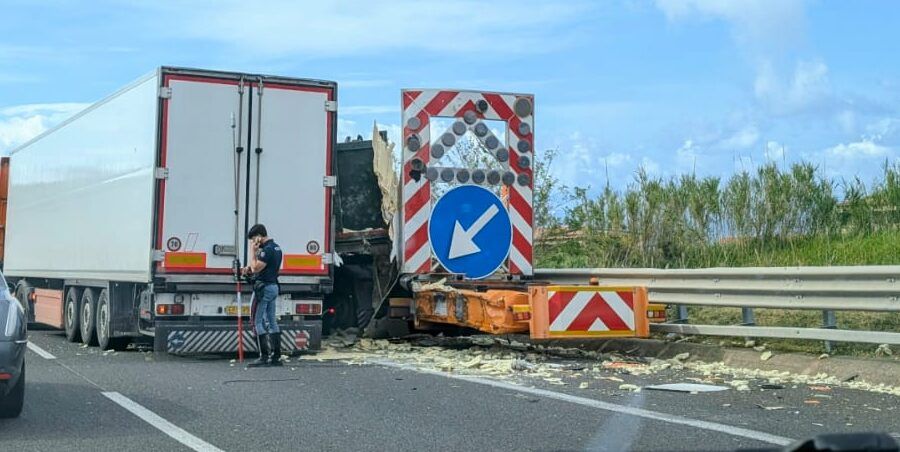 Scontro tra due camion sull’autostrada dopo Falerna