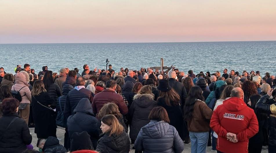 Strage di Cutro, «Bisogna sostenere i sopravvissuti e le famiglie delle vittime»