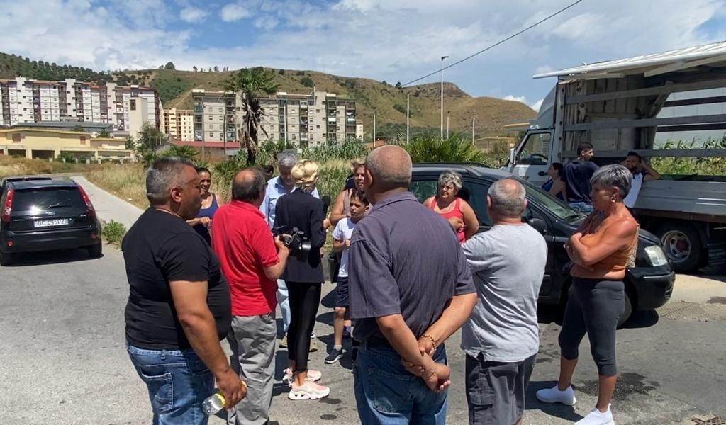I “figli di un Dio minore” di Catanzaro: manca l’acqua, bloccata la strada a viale Isonzo