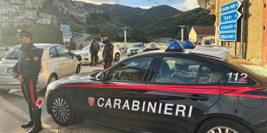 Arsenale con pistole clandestine e un chilo di cocaina nascosti in un deposito: arrestato 48enne a Corigliano Rossano