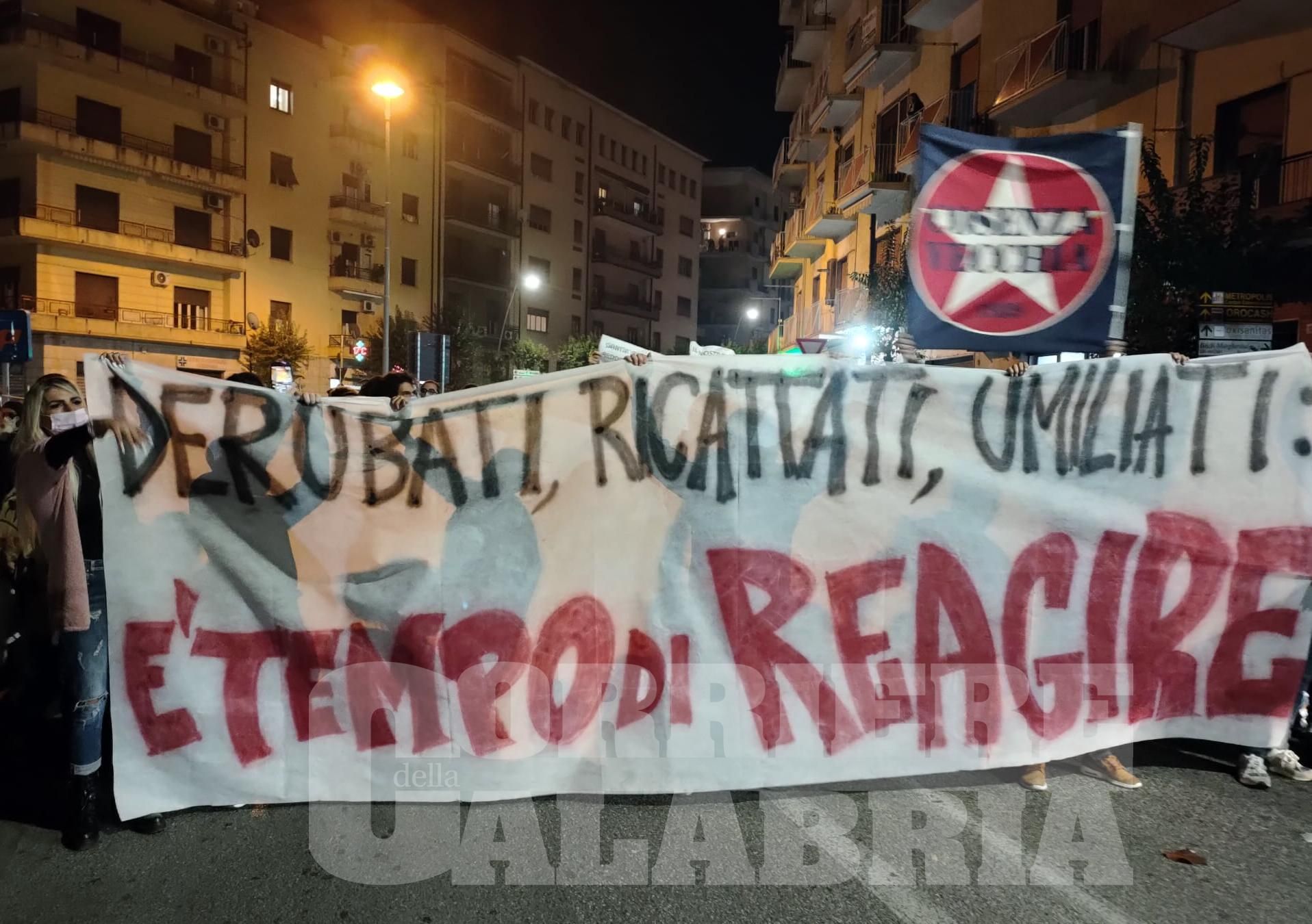 «È tempo di reagire». A Cosenza sfilano in 600 contro il lockdown – FOTO E VIDEO