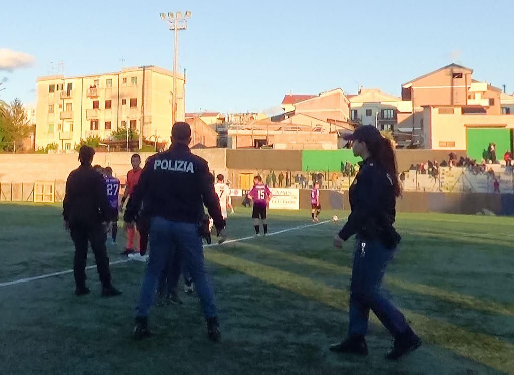 Calcio violento, Daspo per padre e figlio. Terzo provvedimento per un uomo che ha schiaffeggiato un arbitro