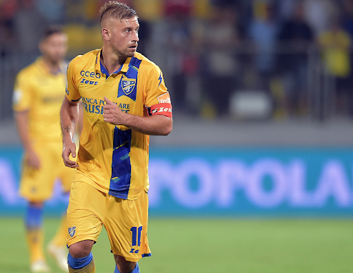 Coronavirus, l'attaccante Dionisi mette all'asta la sua maglietta per l'Annunziata di Cosenza