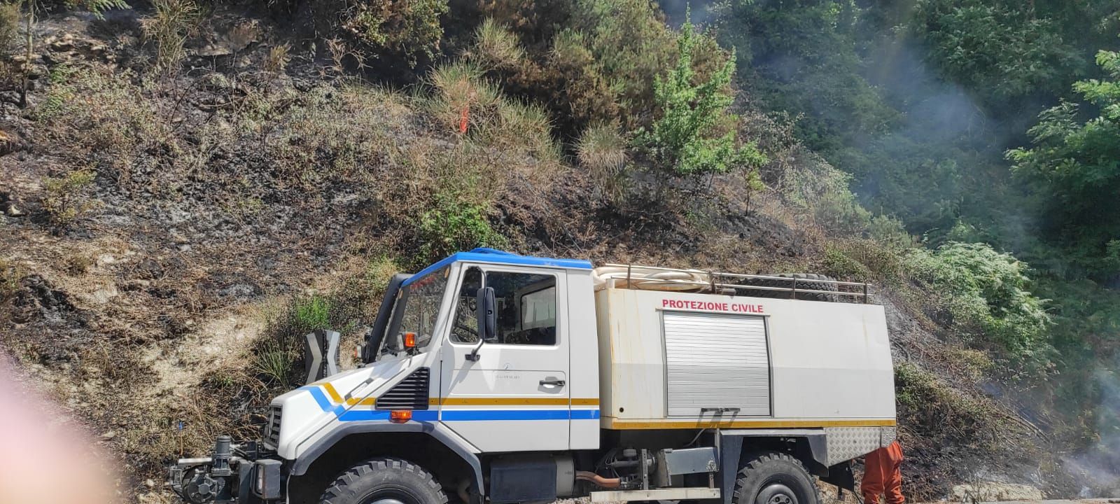 Panico a Tiriolo, le fiamme minacciano alcune abitazioni