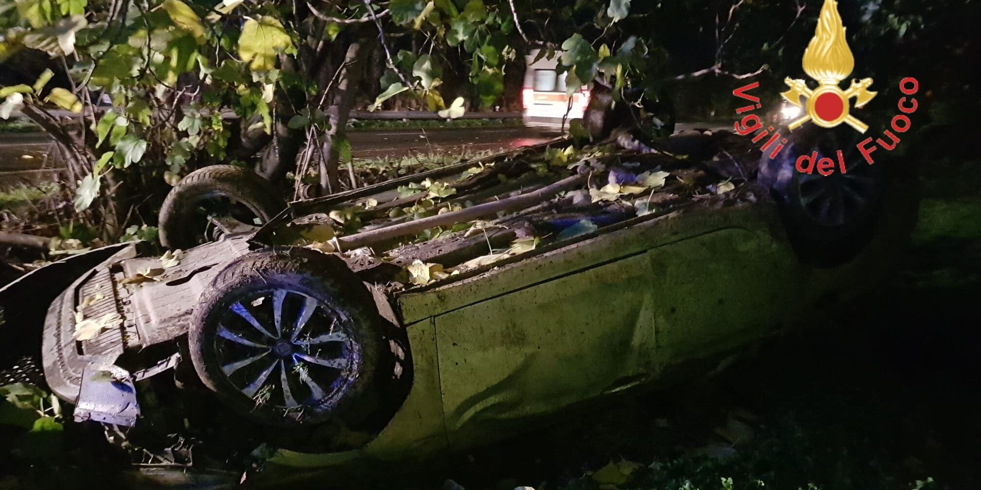 Perdono il controllo dell’auto e finiscono fuori strada, tre ventenni feriti