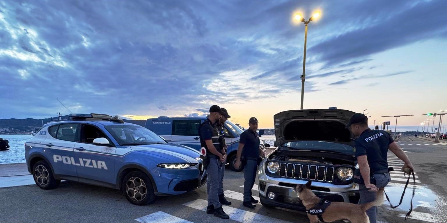 Oltre un chilo di droga nascosto nel vano motore, arrestato dalla polizia