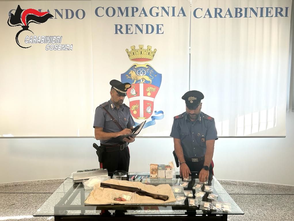 Coca ed armi in casa nel Cosentino, arrestati padre e figlio