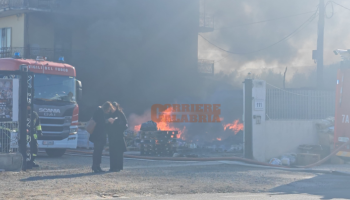 Incendio nel negozio a Lamezia, prosciolto il commerciante: «Non ha commesso il fatto»