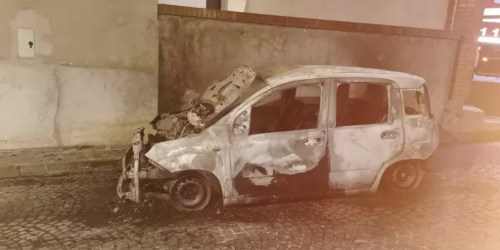 Intimidazione nella Locride, incendiata l'auto di un ingegnere: si indaga