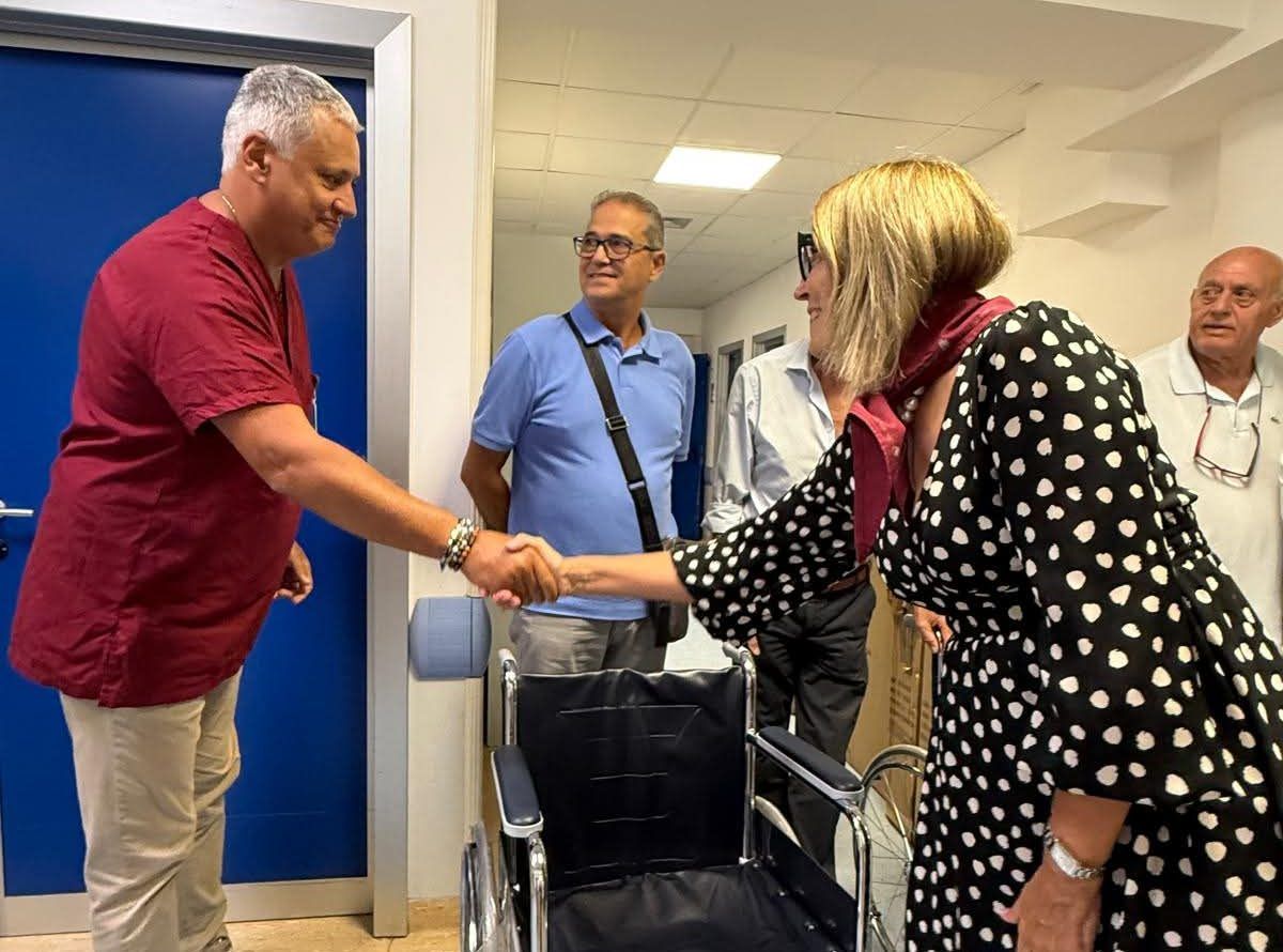 Reggio, donate al Gom dieci carrozzine dall’associazione “Portatori della Vara”