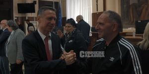 Omicidio Ceravolo, l’abbraccio tra papà Martino e i procuratori dopo l’arresto dei presunti killer – FOTO e VIDEO