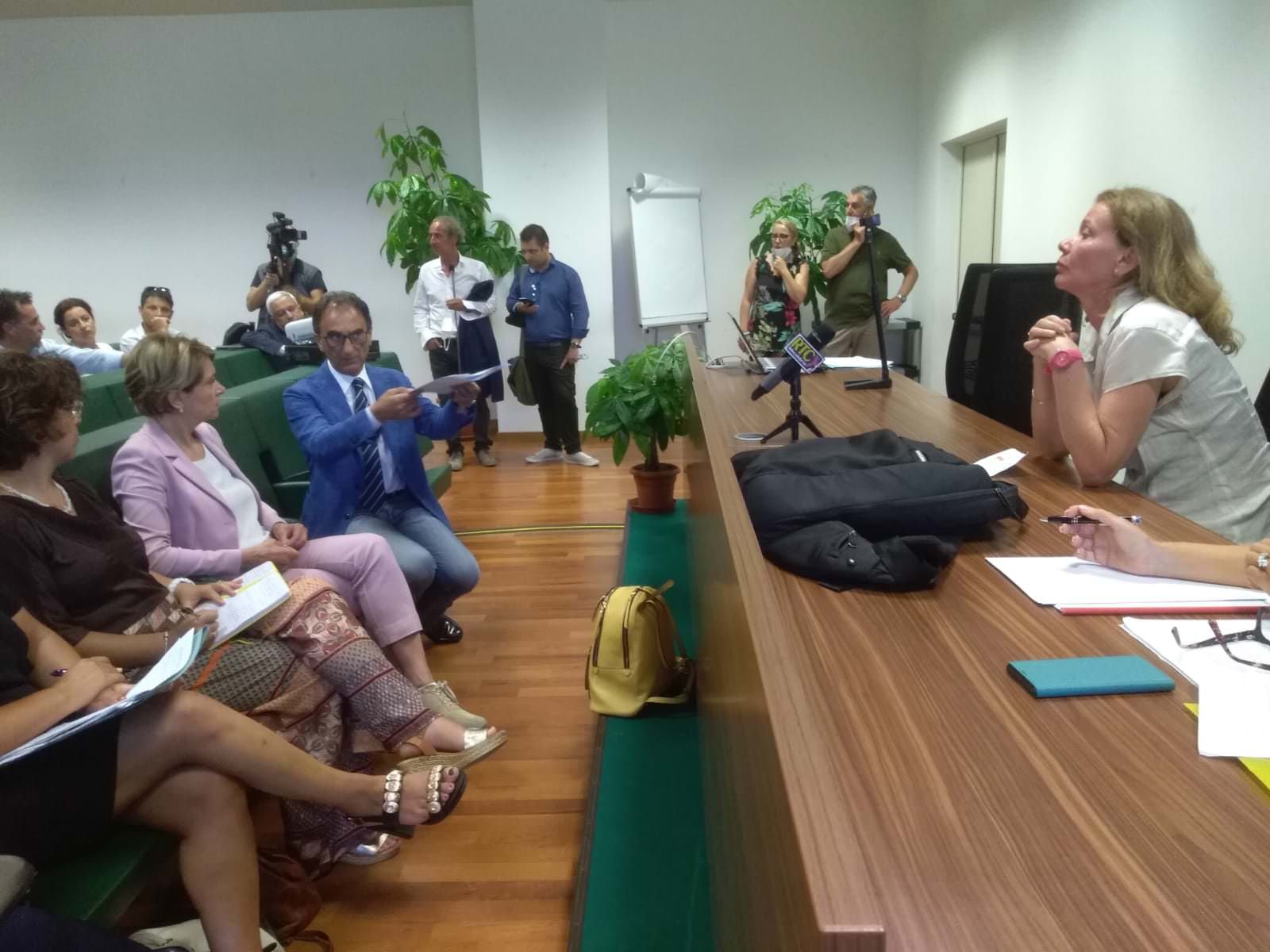 Caos scuola, scontro sulla riapertura. Abramo: scellerato ripartire il 14 settembre