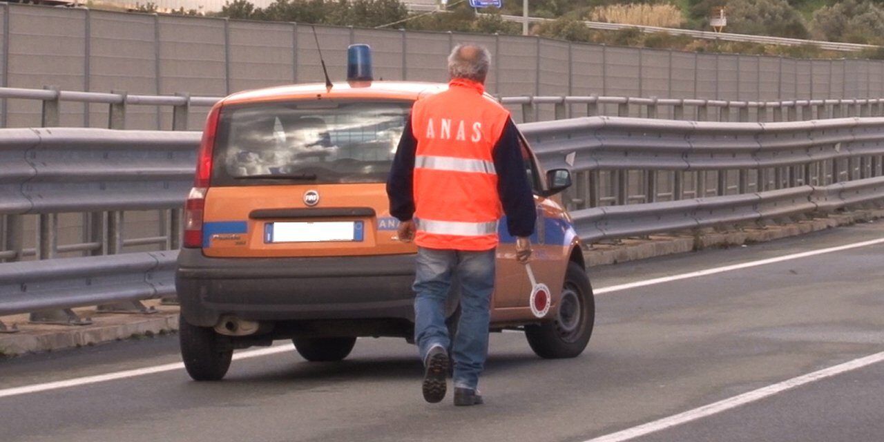 Frana all’altezza di Bagnara Calabra, chiusa temporaneamente la Statale 18