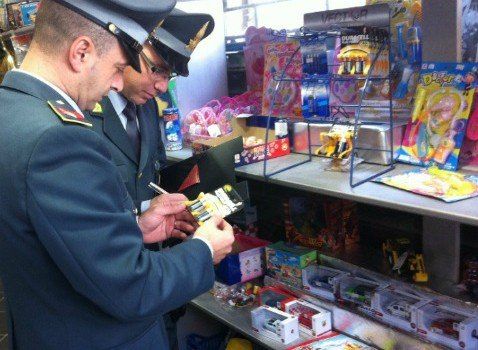 Lamezia, sequestrati oltre seimila prodotti contraffatti