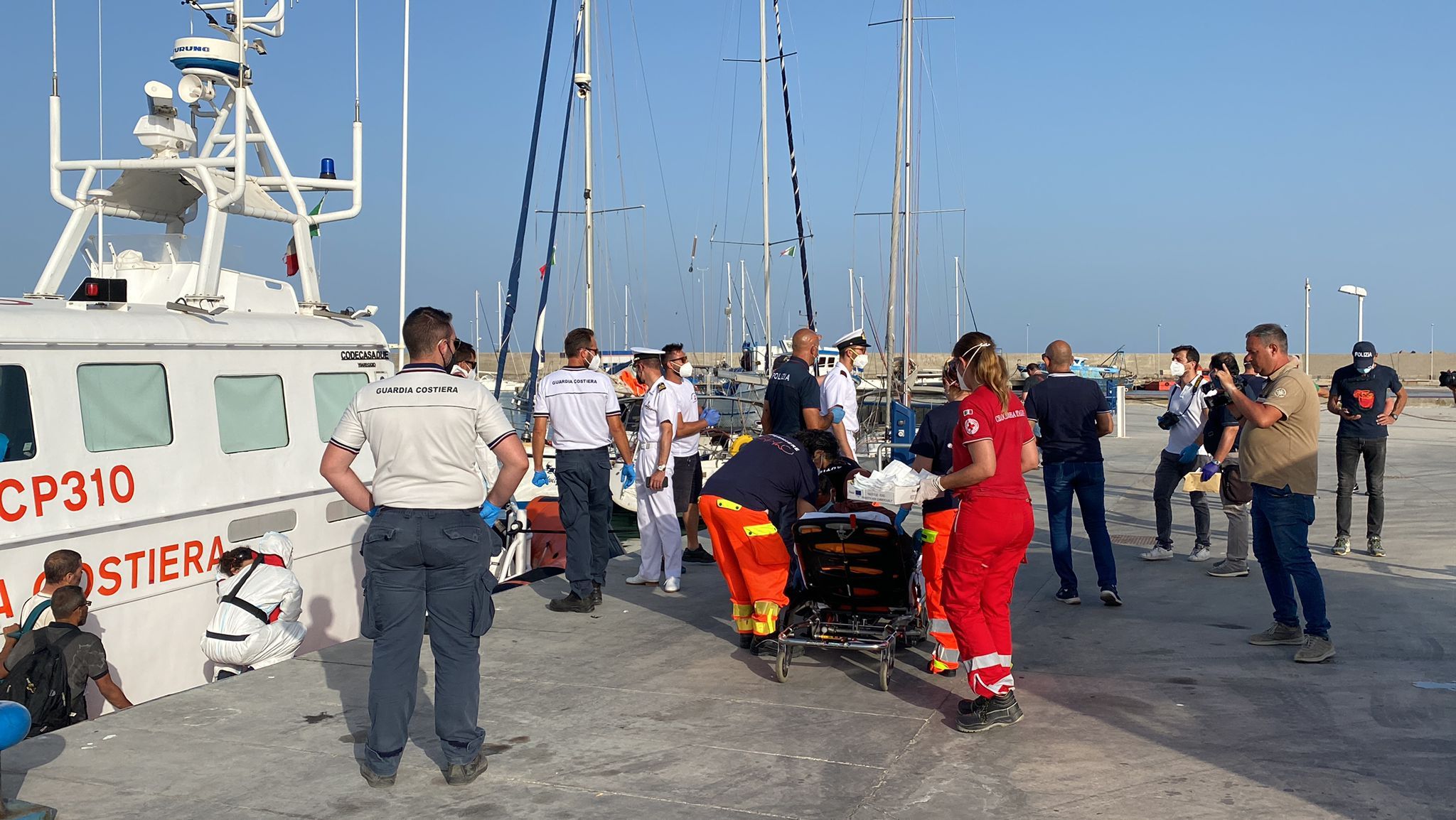 Quattro sbarchi in poche ore sulla costa jonica: 259 i migranti soccorsi tra Crotone e Roccella