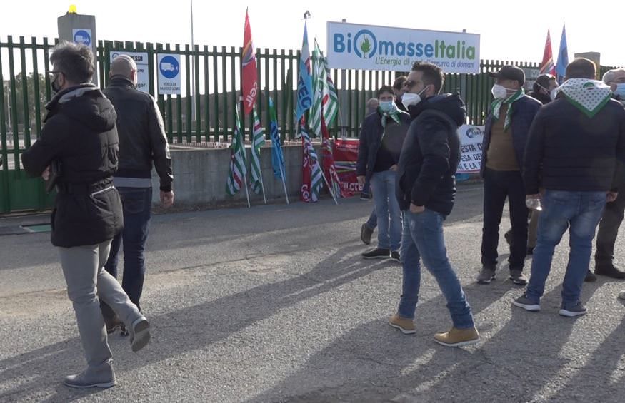 Strongoli, i lavoratori della centrale a biomasse si fermano per 4 ore – VIDEO