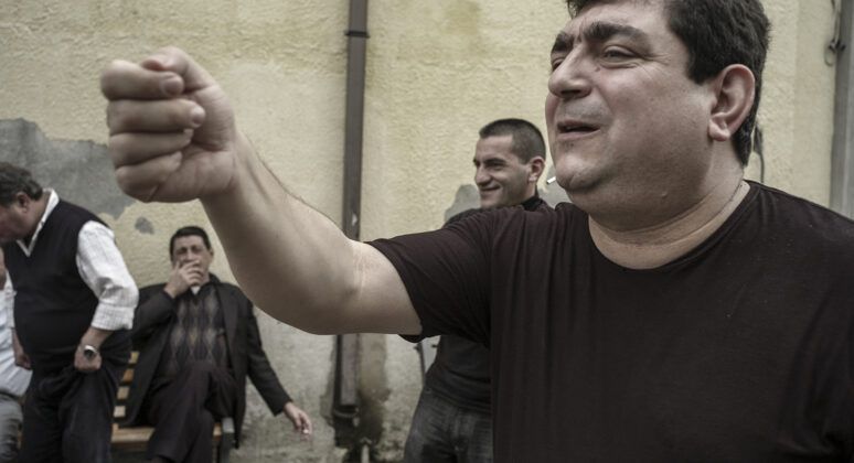 Il «prete malandrino»: 40 anni sul confine per don Giuseppe Strangio, «paciere tra i clan di ‘Ndrangheta»