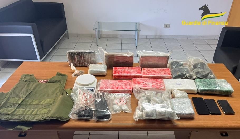 Traffico di droga sul Tirreno cosentino, sequestrati 13 chili di cocaina: due arresti