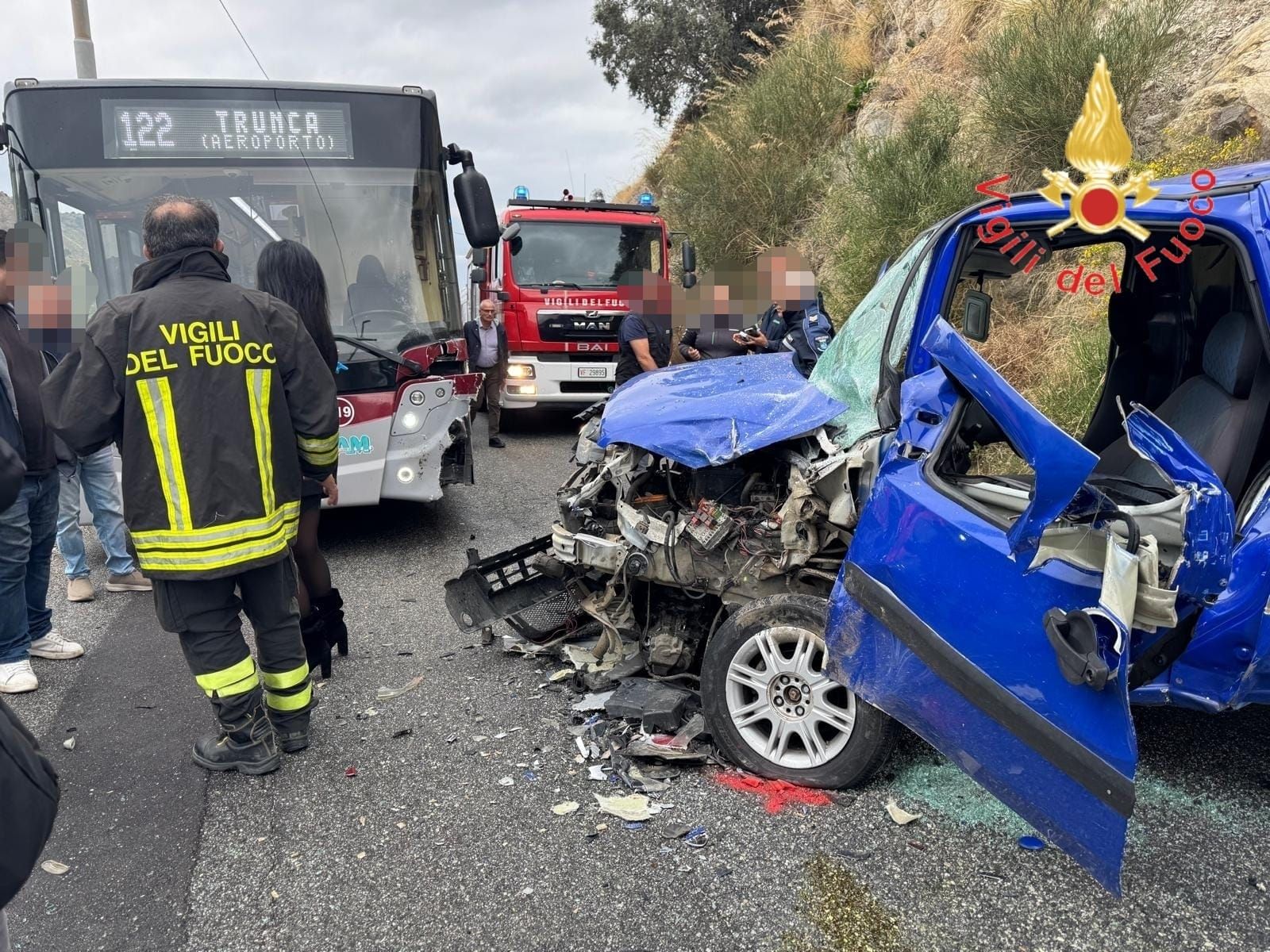 Auto contro bus a Reggio Calabria: un uomo estratto dall’abitacolo – FOTO