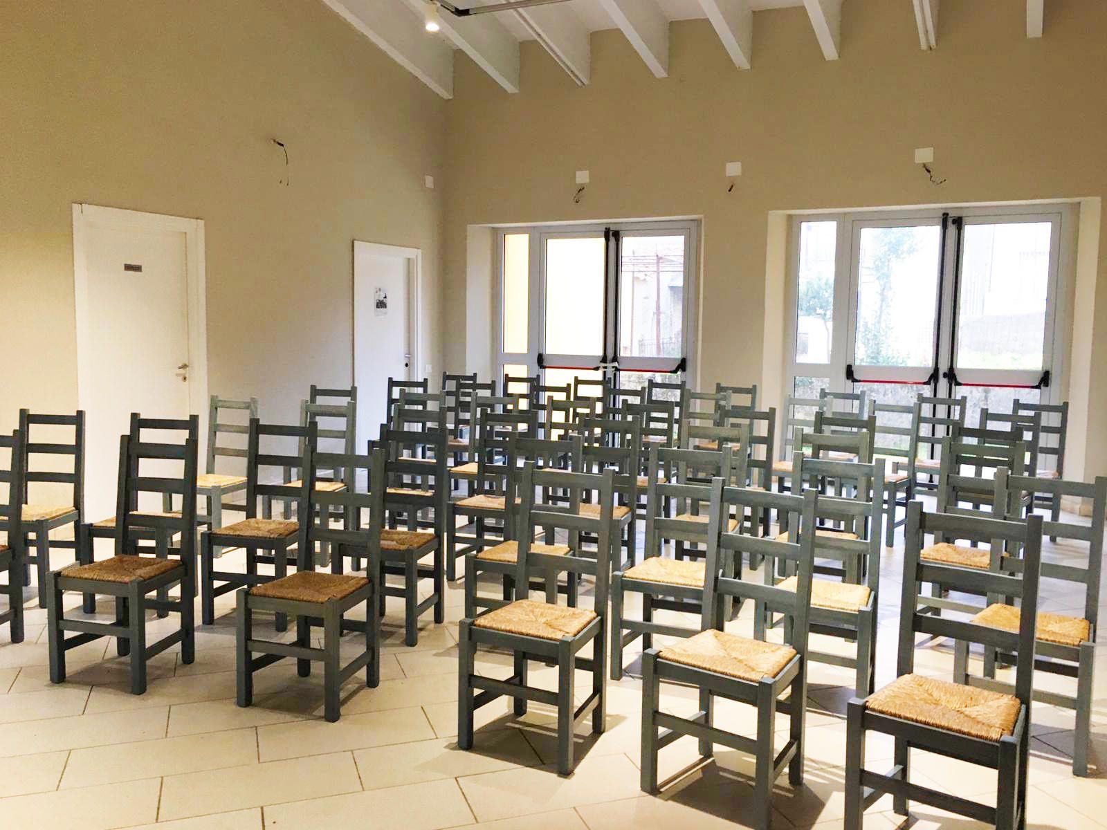 Carlopoli, Francesco Bevilacqua dona sedie artistiche al Comune