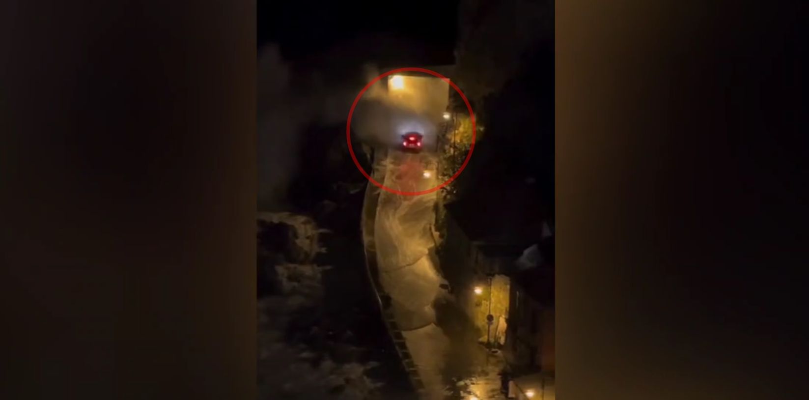 Mareggiata a Scilla, l’automobilista che “sfida” la violenza delle onde – VIDEO